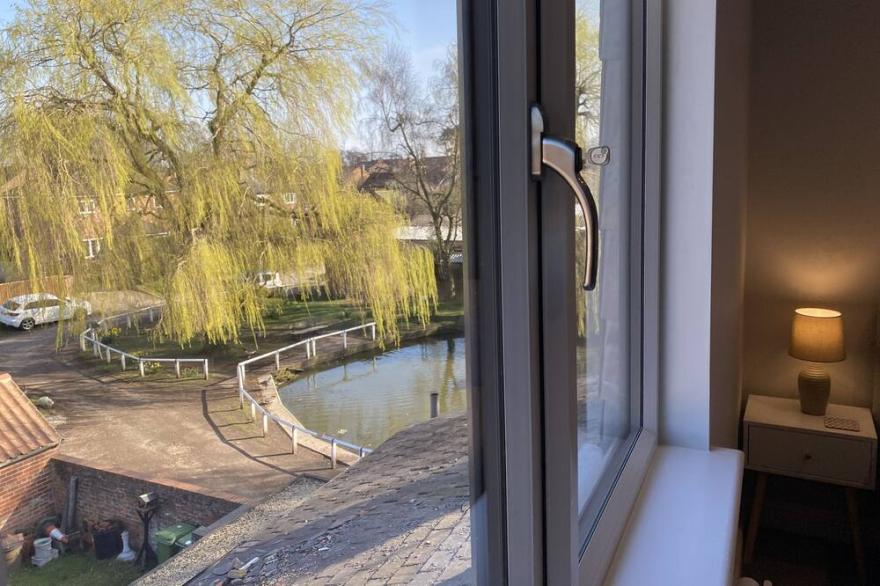 Beautiful 3 bedroom Cottage in Haxby, 5 miles from York, Parking, Free Wifi