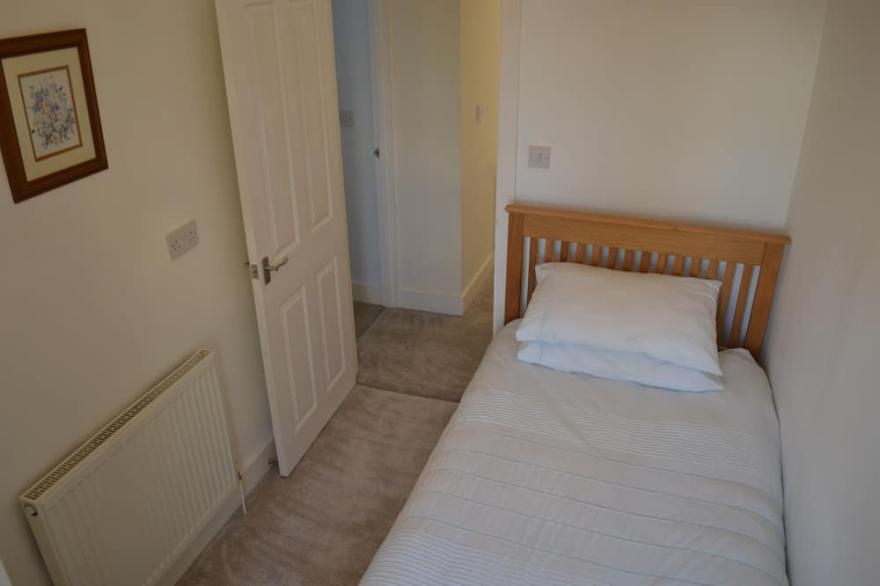 Entire 3 bedroom house 5 minute walk to the Caerphilly station