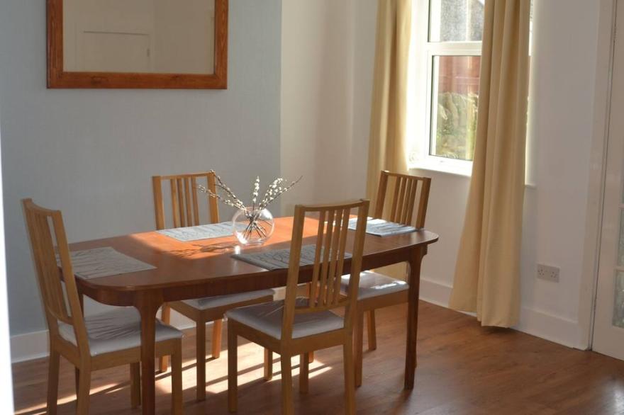 Entire 3 bedroom house 5 minute walk to the Caerphilly station