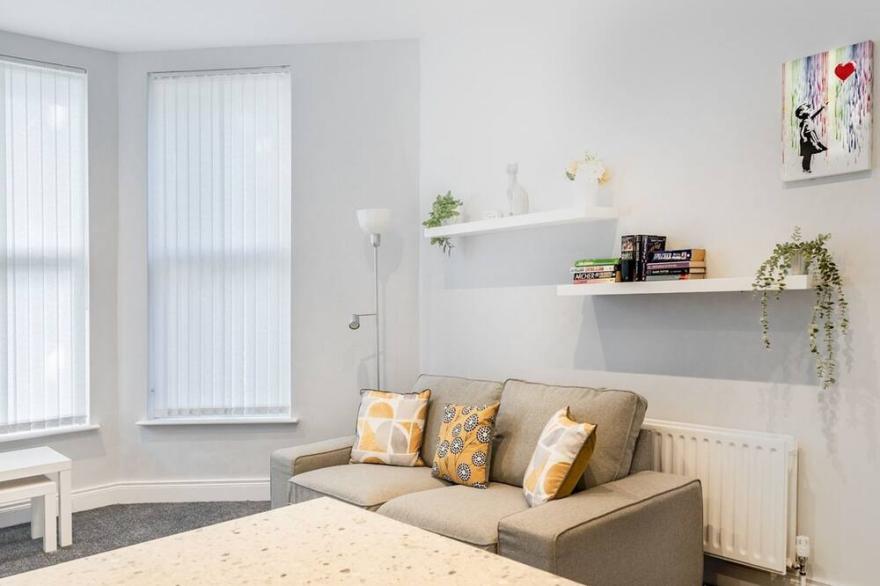 Pass the Keys | Bright and Airy 1BR Apt Next to Cafes and Queens Uni
