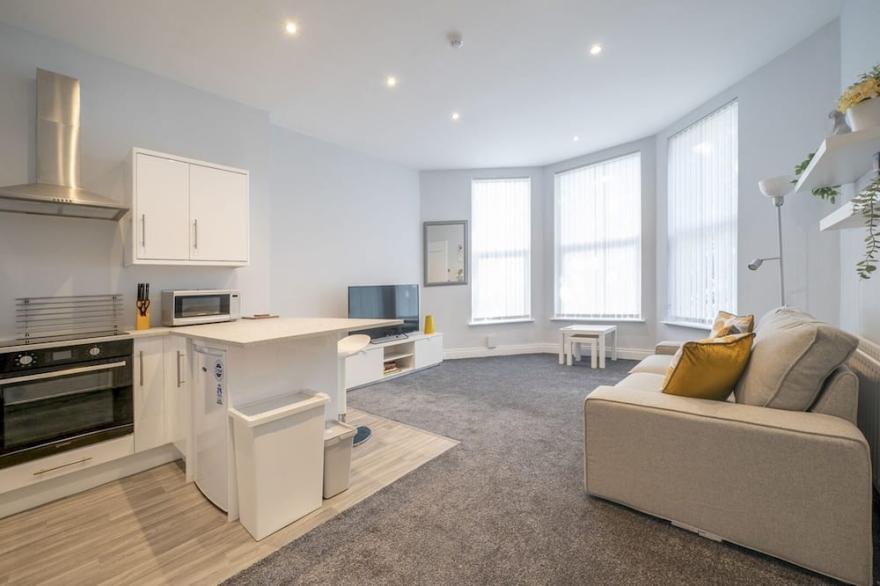 Pass the Keys | Bright and Airy 1BR Apt Next to Cafes and Queens Uni