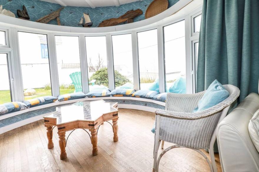 BLUE BAY BEACH HOUSE, pet friendly, with hot tub in Mawgan Porth