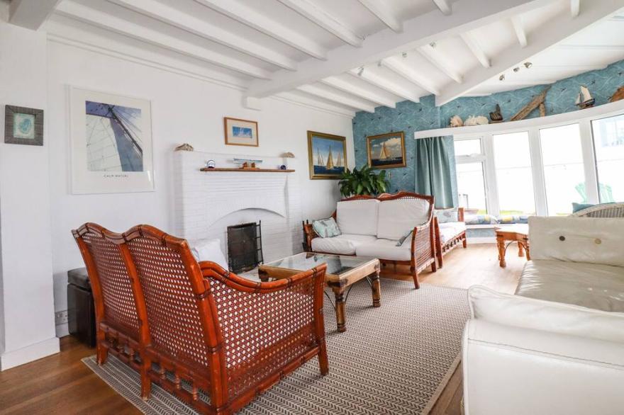 BLUE BAY BEACH HOUSE, pet friendly, with hot tub in Mawgan Porth