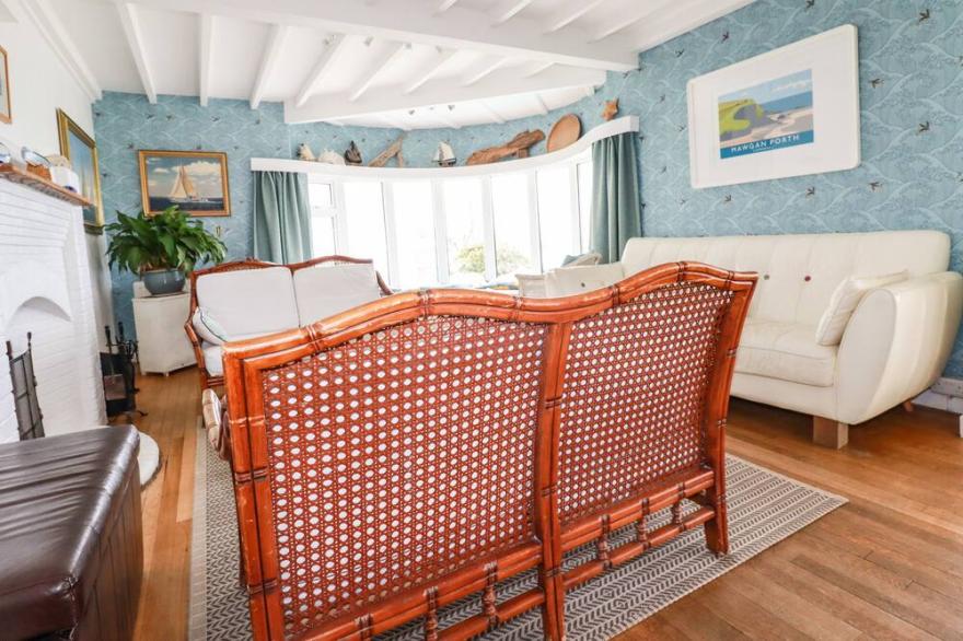 BLUE BAY BEACH HOUSE, pet friendly, with hot tub in Mawgan Porth