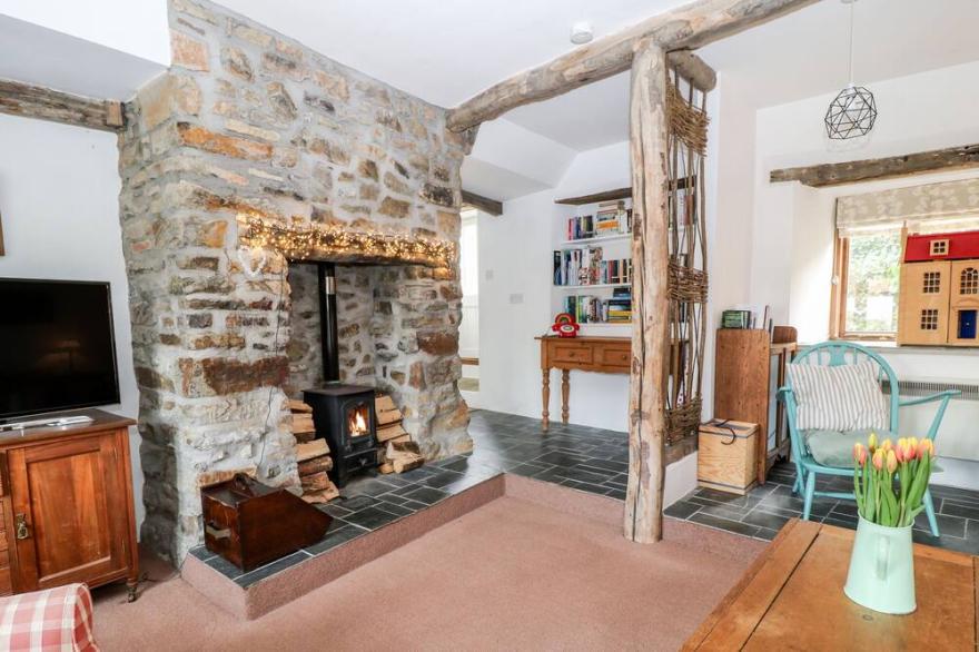 ELM COTTAGE, pet friendly, character holiday cottage in Kilkhampton