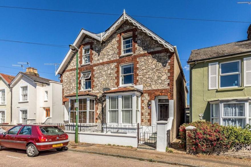 Pass the Keys | Charming 3 Bedroom Townhouse w Garden & Parking