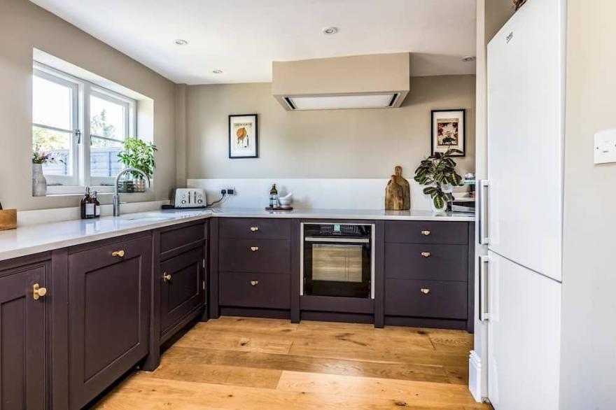 Pass the Keys | Charming 3 Bedroom Townhouse w Garden & Parking