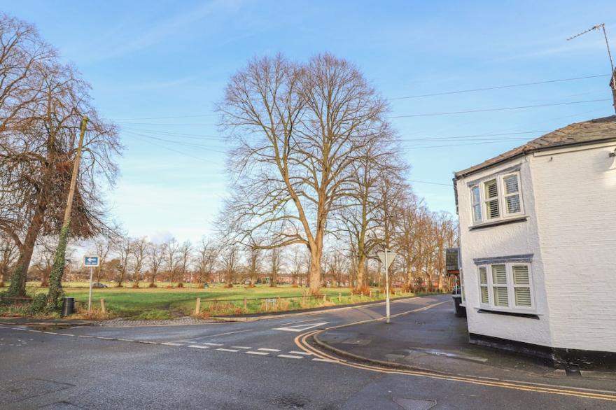 HEATH CORNER, pet friendly, character holiday cottage in Knutsford
