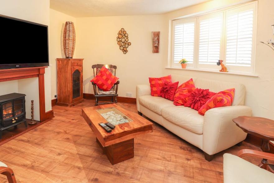 HEATH CORNER, pet friendly, character holiday cottage in Knutsford