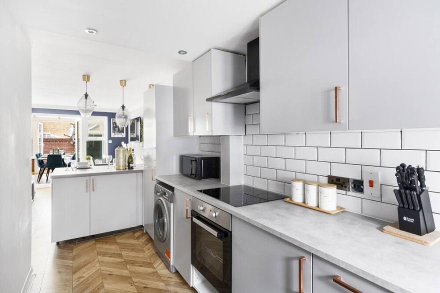 Wow Modern house 5 Bed, 4 Bath. 2 Parking Spaces!