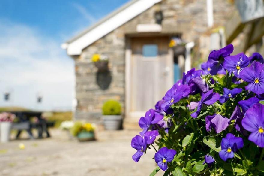 Pass the Keys | Beautiful hideaway one bed cottage with hot tub
