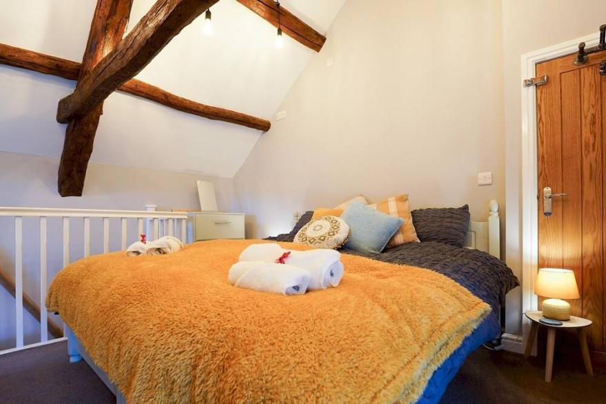 Pass the Keys | Beautiful hideaway one bed cottage with hot tub