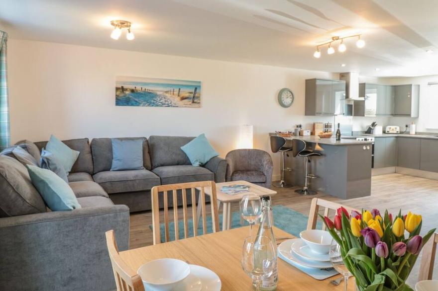 SEA DREAMS, family friendly, country holiday cottage in Marazion