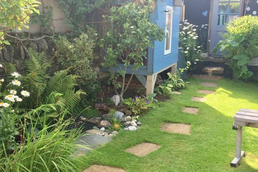 Family townhouse walking distance to beaches and town.