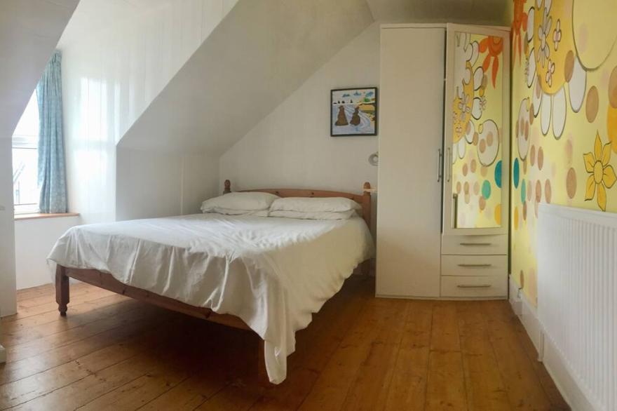 Family townhouse walking distance to beaches and town.
