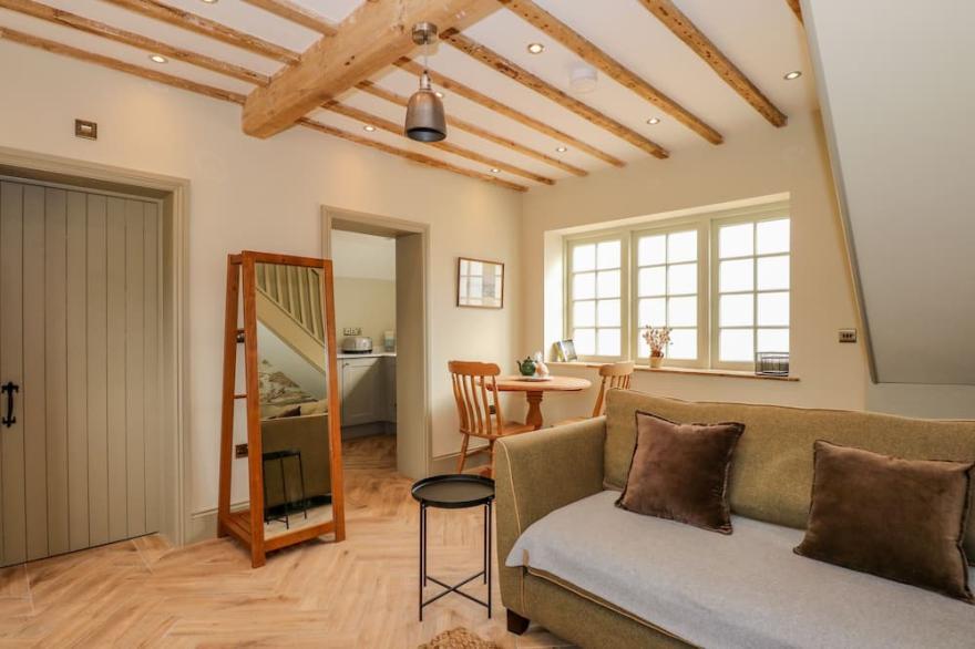 THE HAYLOFT AT WARREN HOUSE, romantic, with a garden in Wragby
