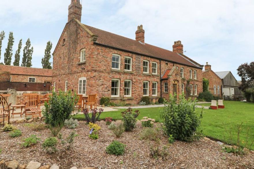 COPMANTHORPE HALL, family friendly, with hot tub in Copmanthorpe