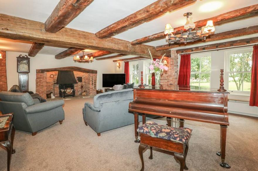 COPMANTHORPE HALL, family friendly, with hot tub in Copmanthorpe