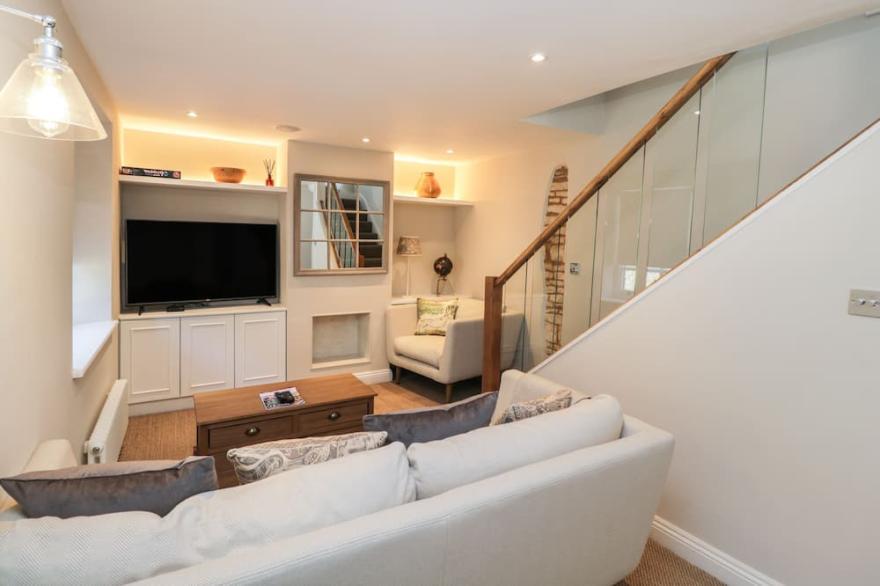 STABLE COTTAGE, pet friendly in Northleach