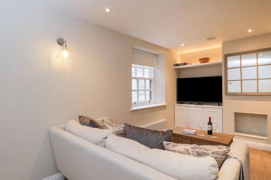 STABLE COTTAGE, pet friendly in Northleach