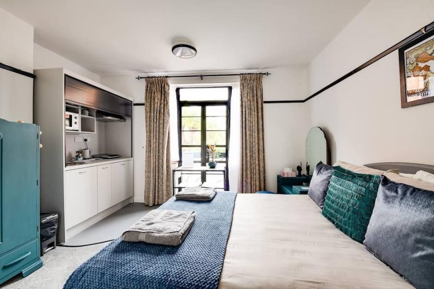 Cute and Comfy Art Deco Studio in Central South Sea