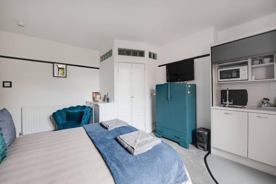 Cute and Comfy Art Deco Studio in Central South Sea