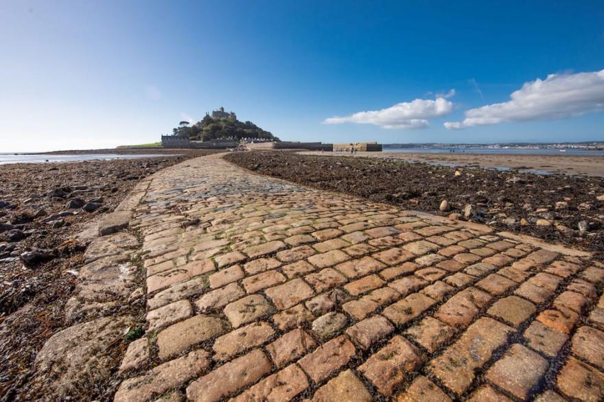 A charming pet-friendly coastal cottage in Marazion jus a few metres from the sea with parking