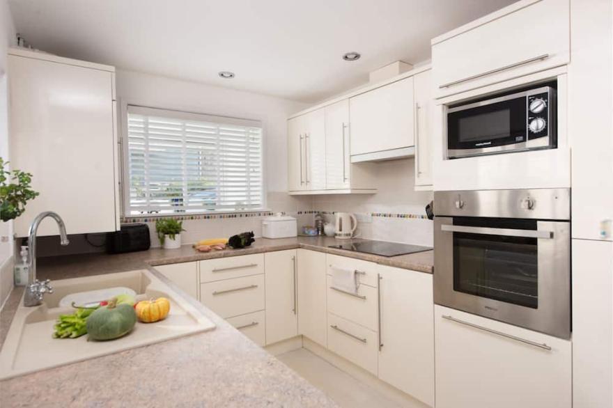 A charming pet-friendly coastal cottage in Marazion jus a few metres from the sea with parking