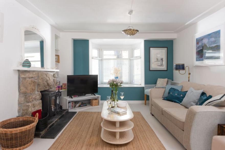 A charming pet-friendly coastal cottage in Marazion jus a few metres from the sea with parking