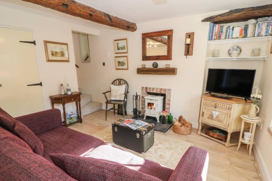 6 KINGS COURT, romantic, with open fire in Sedbergh