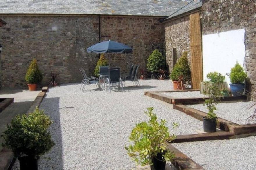 Spacious and Characterful 2 bedroom Detached Barn Conversion close to coast.