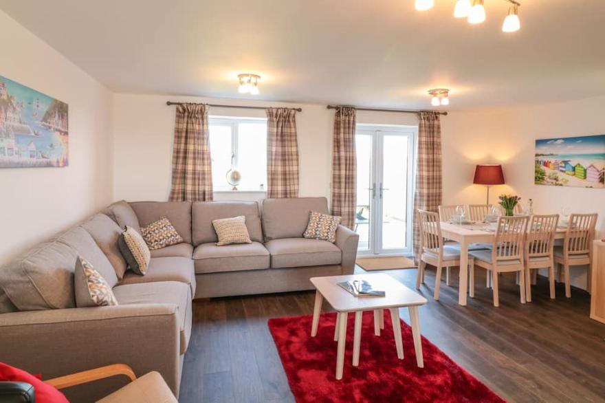 OCEAN BREEZE, pet friendly, country holiday cottage in Marazion