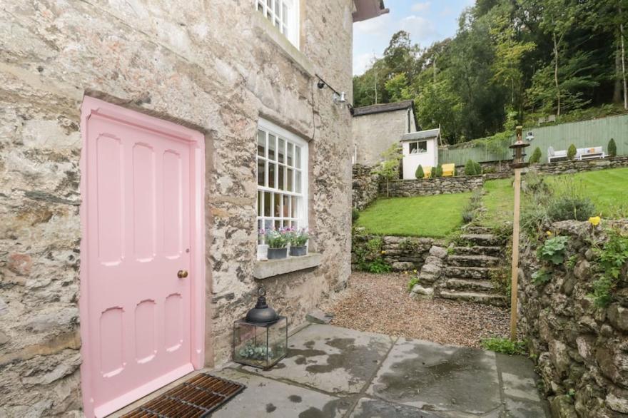 PEAR TREE COTTAGE, pet friendly, with open fire in Grange-Over-Sands