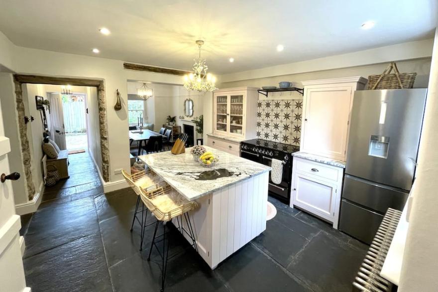 PEAR TREE COTTAGE, pet friendly, with open fire in Grange-Over-Sands