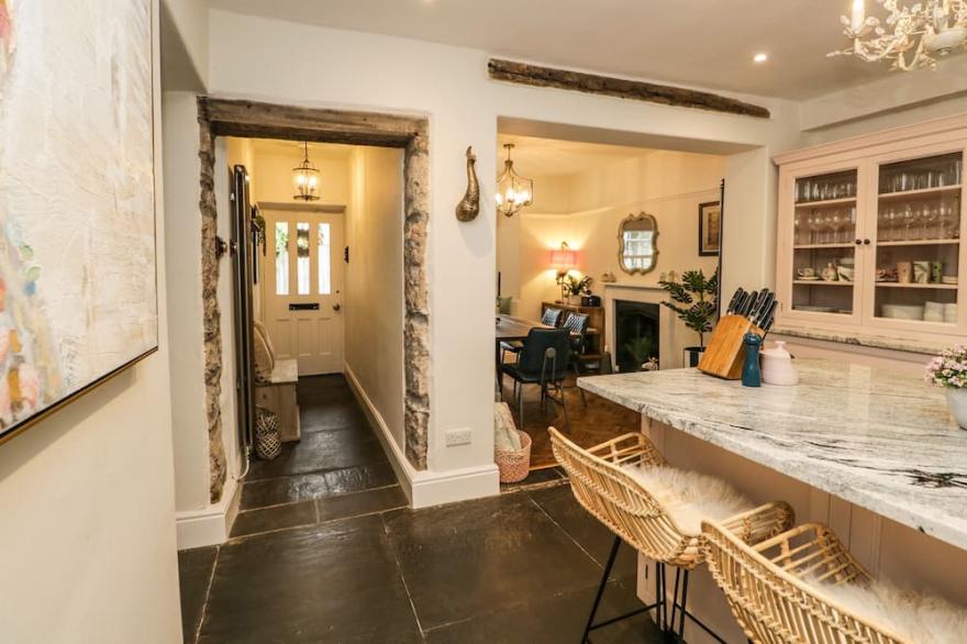 PEAR TREE COTTAGE, pet friendly, with open fire in Grange-Over-Sands