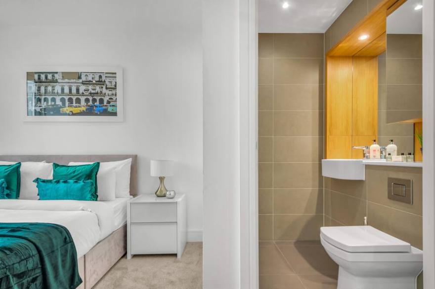Modern Three Bedroom Serviced Apartment in Stratford
