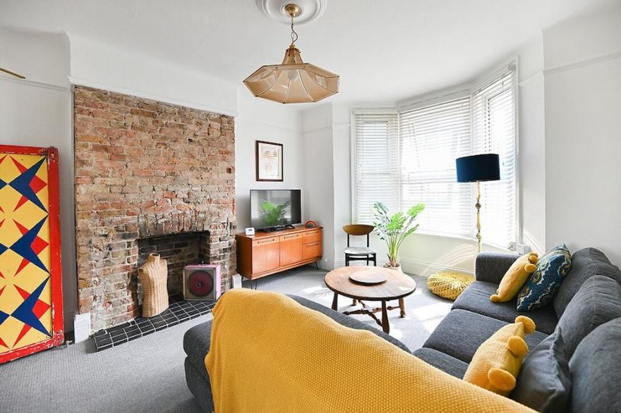Bright and spacious apartment w/ garden