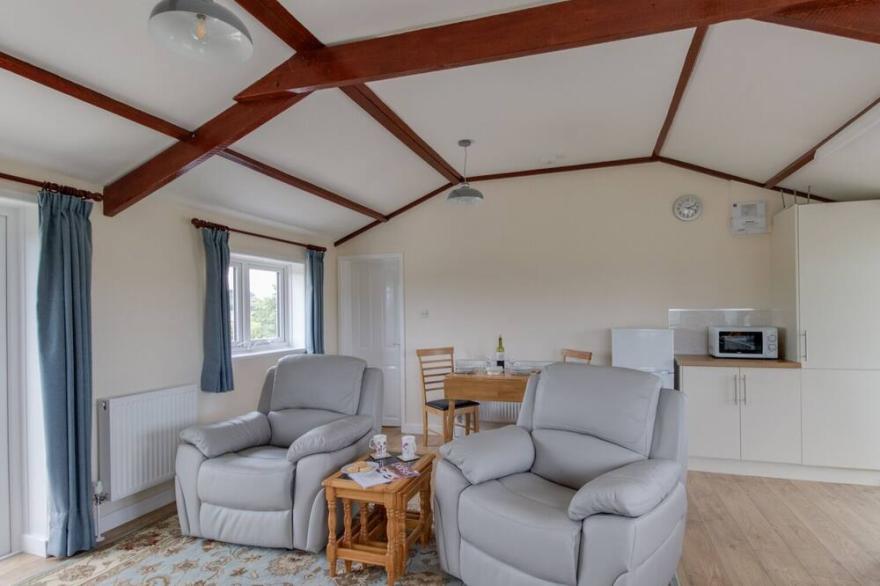VILLAGE VIEW, pet friendly, with open fire in Burton Bradstock