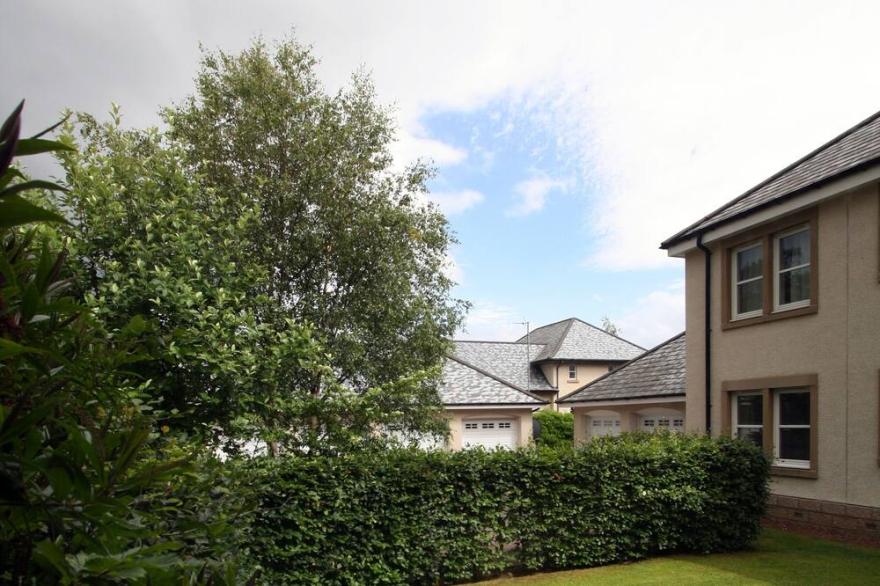 Ideal Family Apartment In Leafy South Edinburgh - no stairs & free parking