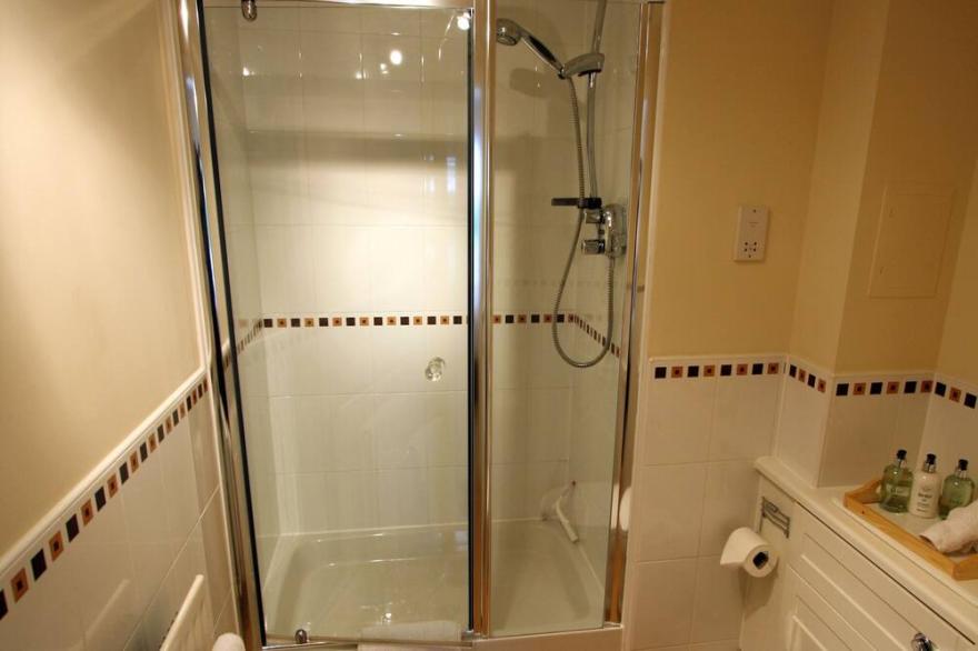 Ideal Family Apartment In Leafy South Edinburgh - no stairs & free parking