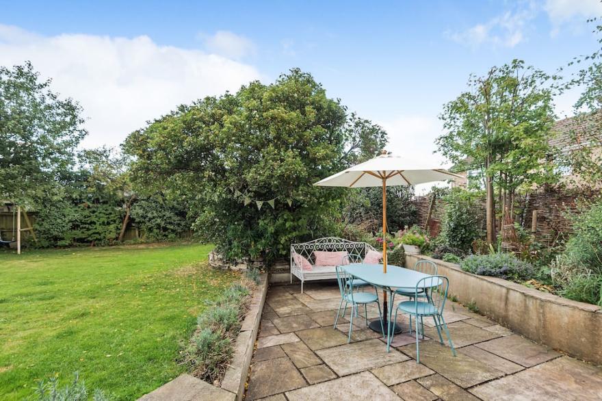 Dorset Thatched Cottage in the Heart of a Broadmayne close to the jurassic coast