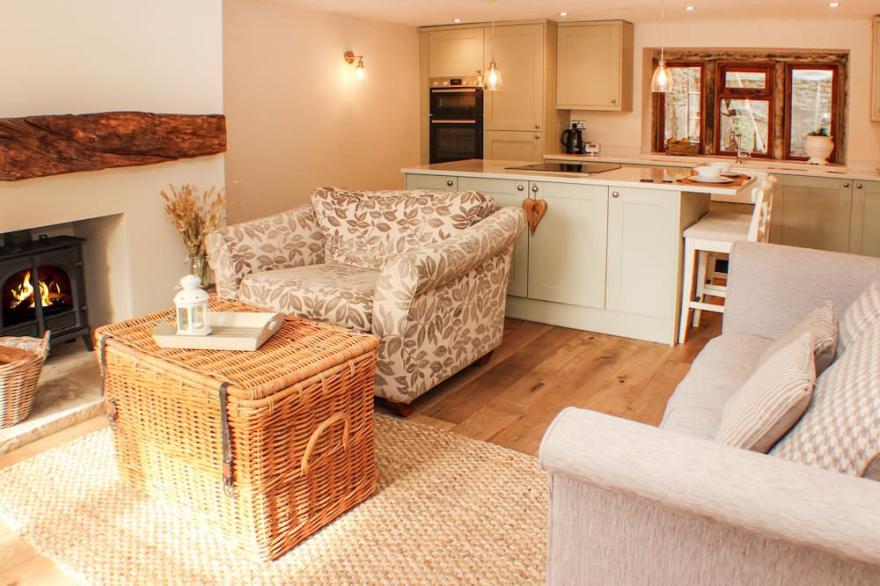 11 LANE END, pet friendly, with open fire in Thornton, West Yorkshire