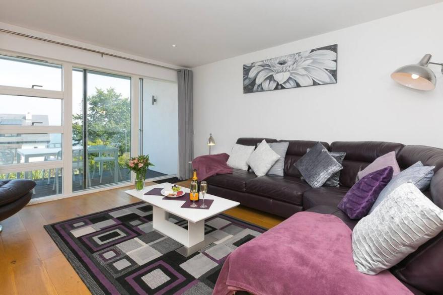 WHITE CREST, romantic, country holiday cottage in St Ives