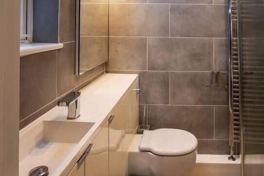 Beautiful 1bd apt in central Reading with parking