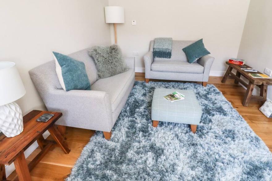 WOODGATE, pet friendly, character holiday cottage in Miller’s Dale