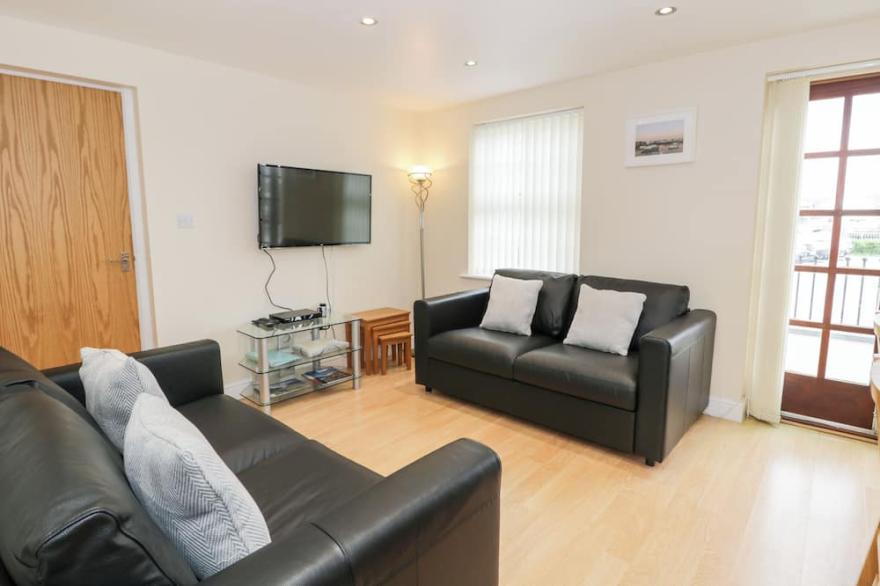 WHISTLE STOP APARTMENT, pet friendly in Porthmadog