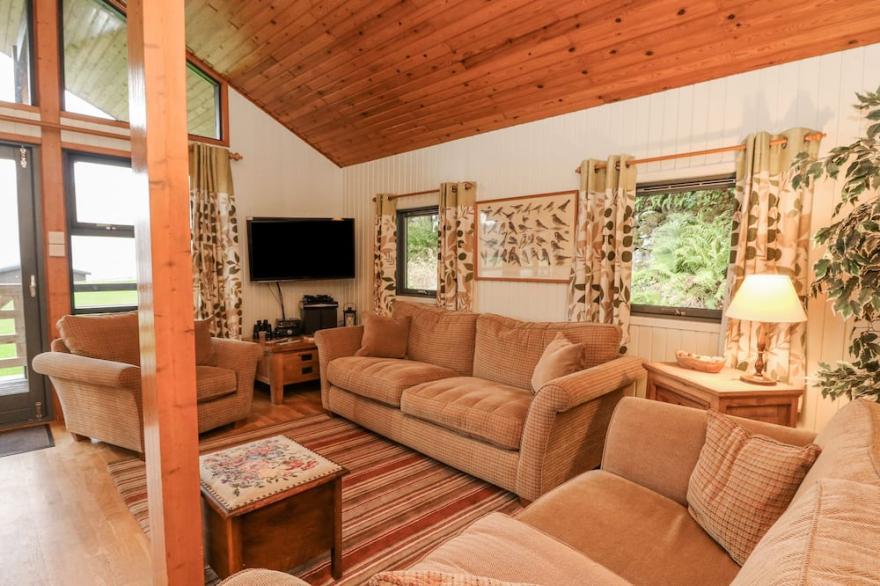 FIRBUSH LODGE, pet friendly, character holiday cottage in Killin