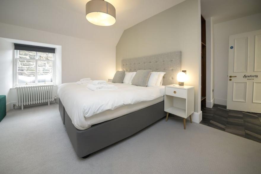 A lews castle that sleeps 2 guests  in 1 bedroom