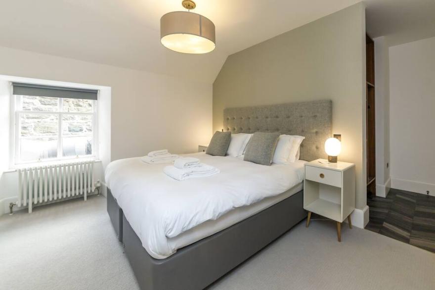 A lews castle that sleeps 2 guests  in 1 bedroom