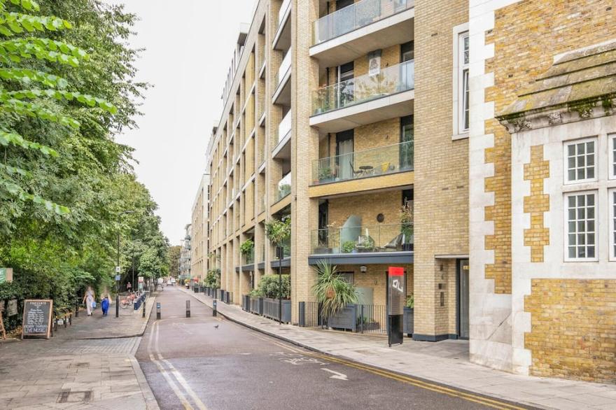 Luxe Hackney Duplex 1BR, nr Cambridge Heath Station, by Blueground